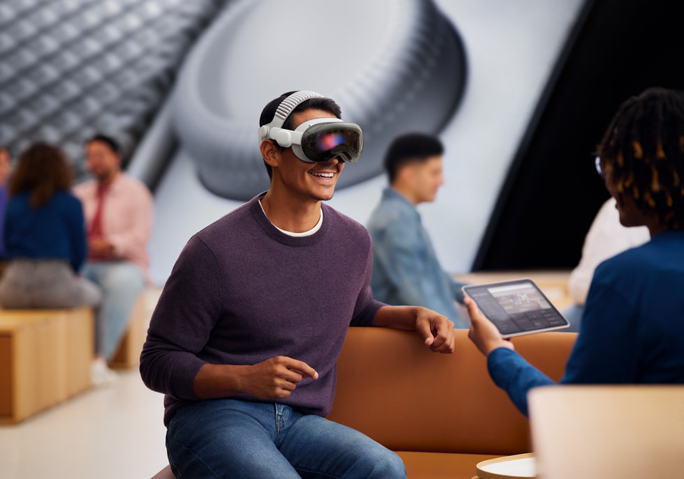 一位顾客在 Apple Store 零售店里试用 Apple Vision Pro。