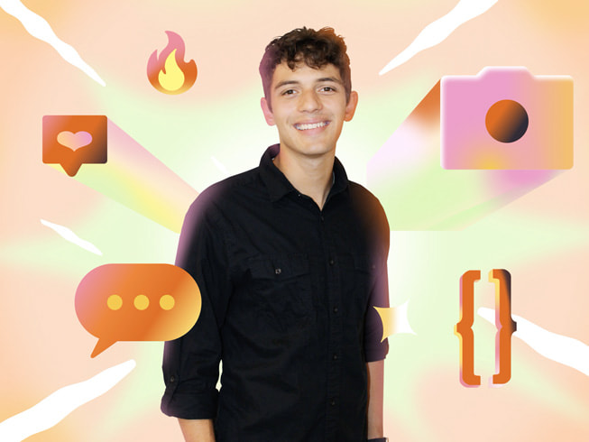 Brayden Gogis 面带笑容地站立着。他身穿黑色的纽扣领衬衫。