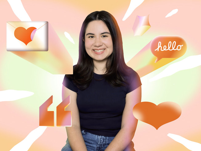 Sofia Sandoval 坐在座位上，身穿黑色 T 恤和牛仔裤，面带微笑。