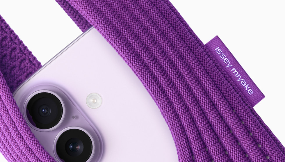 紫色 iPhone Pocket 搭配薰衣草紫色 iPhone 17。