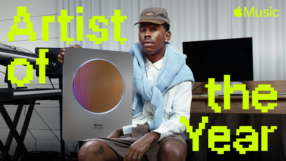 Tyler, The Creator 与 Apple Music 年度艺人奖杯。