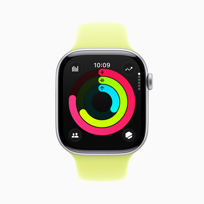 Apple Watch Series 11 上显示着健身圆环。