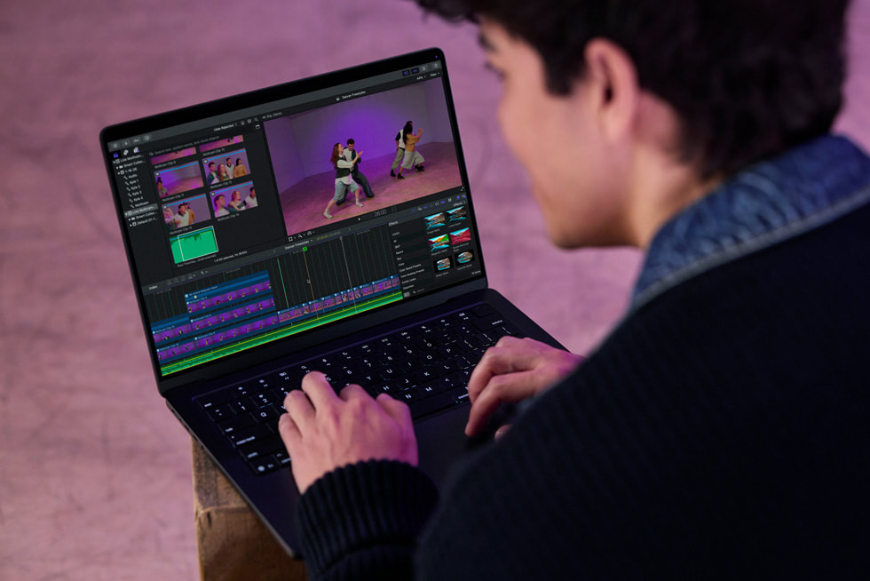从背后近距离拍摄 Kyle Hanagami 在 MacBook Pro 上使用 Final Cut Pro 工作。