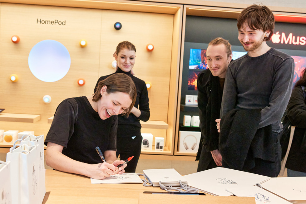 Catherine Potvin 在 Apple Sainte-Catherine 零售店购物袋上绘制的插画。