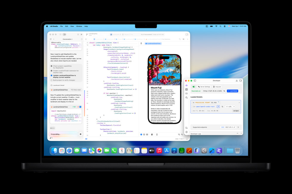 MacBook Pro 上显示着 Xcode 界面。