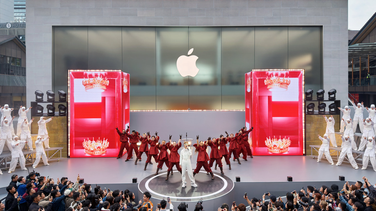 李宇春与舞者在中国 Apple 成都太古里零售店外的舞台上表演。