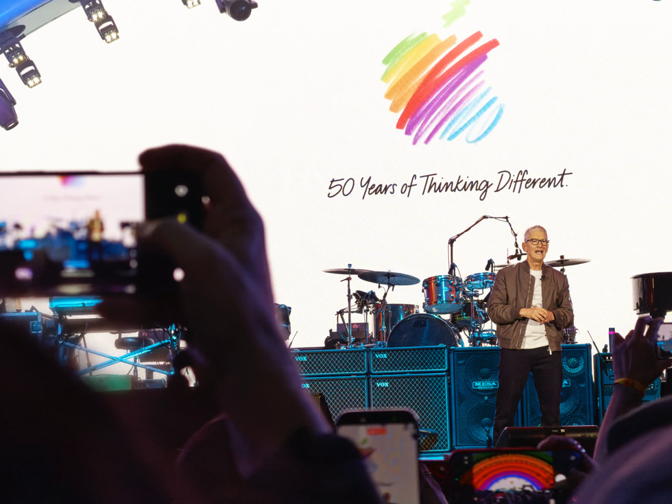 Tim Cook 在库比提诺 Apple Park 舞台上。