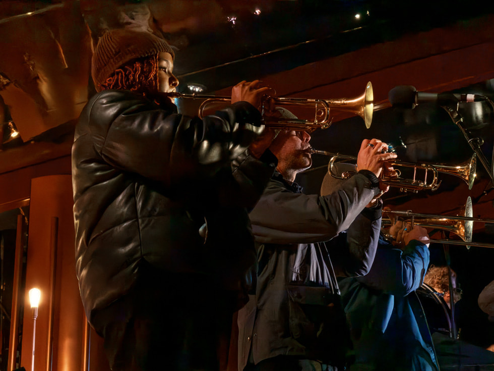 Mumford & Sons 乐队与乐手们在伦敦 Apple Battersea 零售店登台表演。