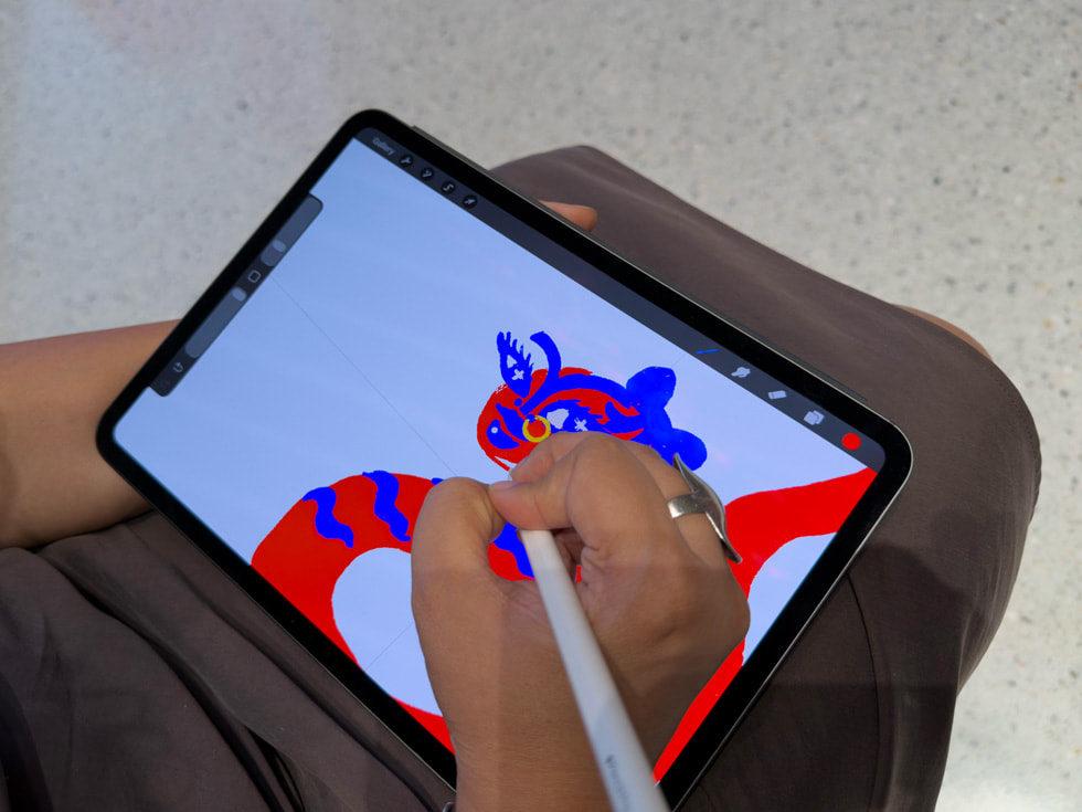 Malhotra 使用 Apple Pencil Pro 在 iPad Pro 的 Procreate app 上作画的特写照片。