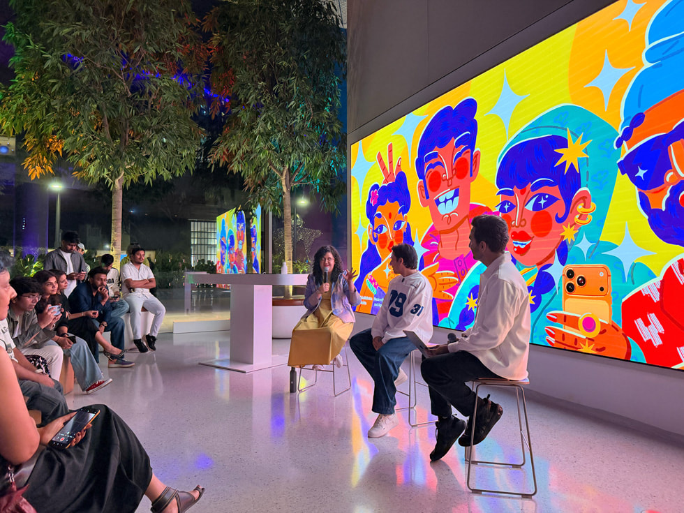 在孟买 Apple BKC 零售店，Mira Felicia Malhotra、Anuv Jain 和主持人对谈。