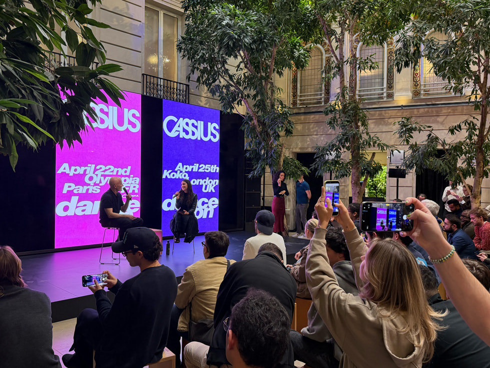 BoomBass 在巴黎 Apple Champs-Élysées 零售店 Today at Apple 课程中参与对话的照片。