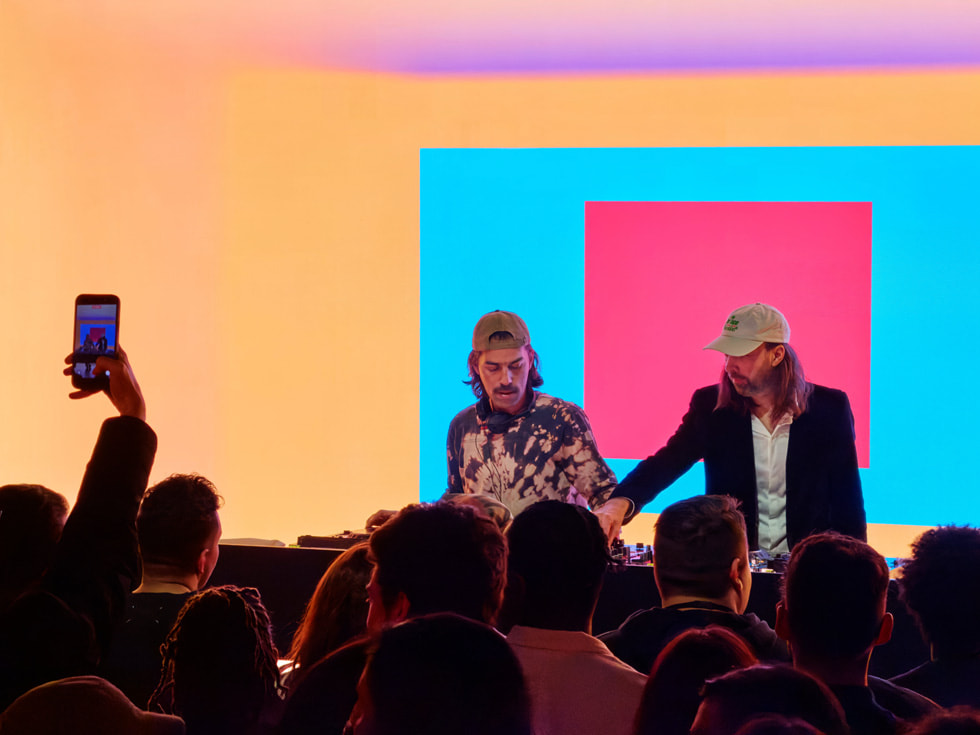 Breakbot 在巴黎 Apple Champs-Élysées 零售店进行 DJ 表演的照片。