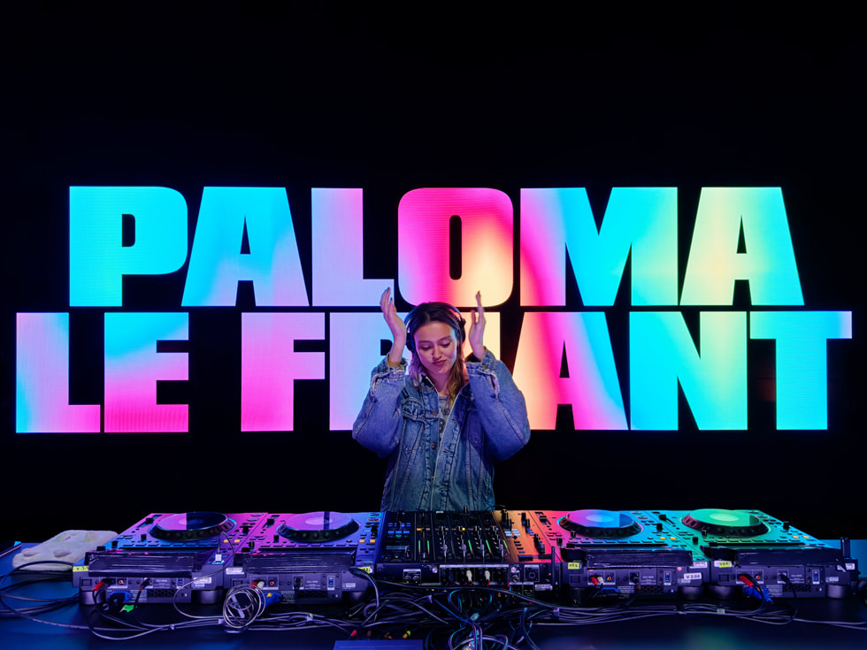 Paloma Le Friant 在巴黎 Apple Champs-Élysées 零售店进行 DJ 表演的照片。