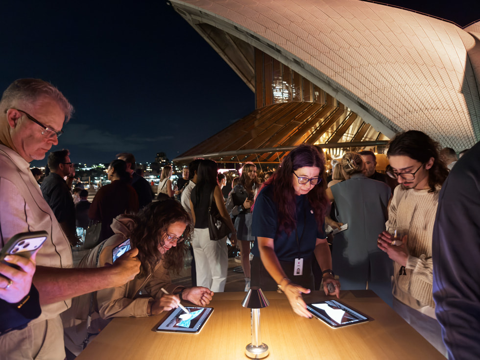 使用 iPad 和 Apple Pencil 作画的特写照片。