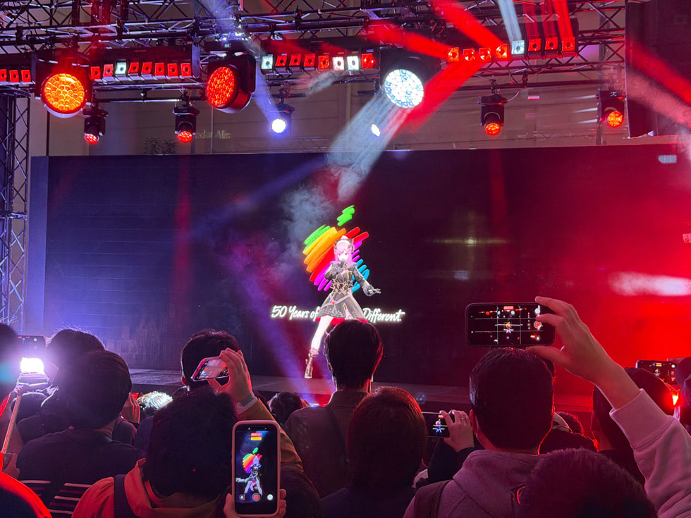 观众视角：森美声在东京 Apple 表参道零售店舞台上表演。