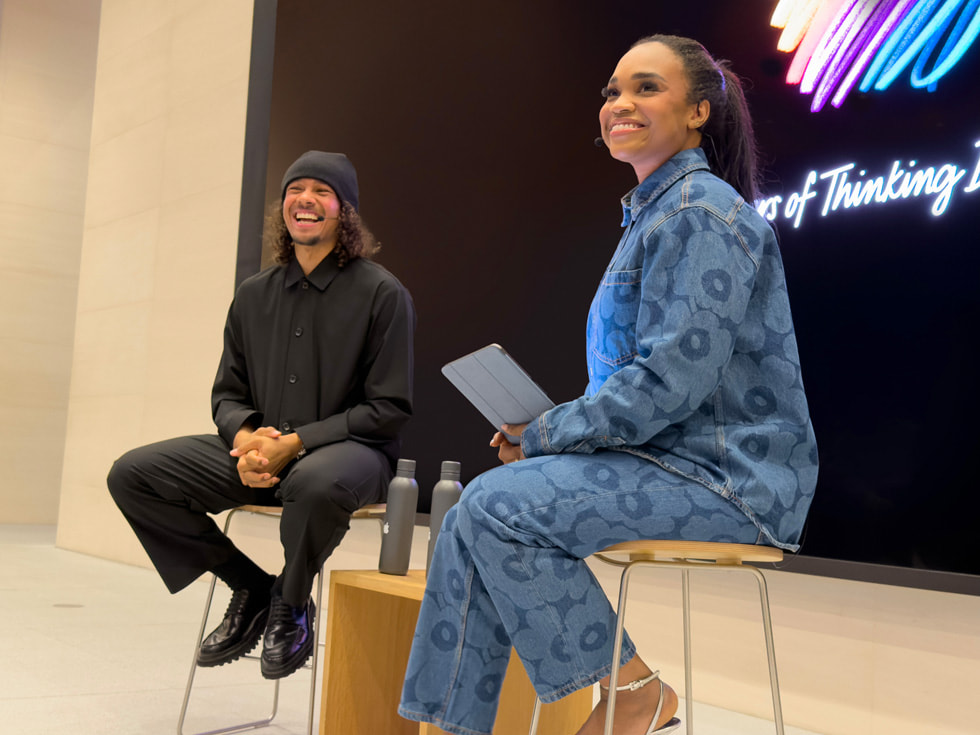 Elladj Baldé 在温哥华 Apple Pacific Center 零售店向观众演讲。