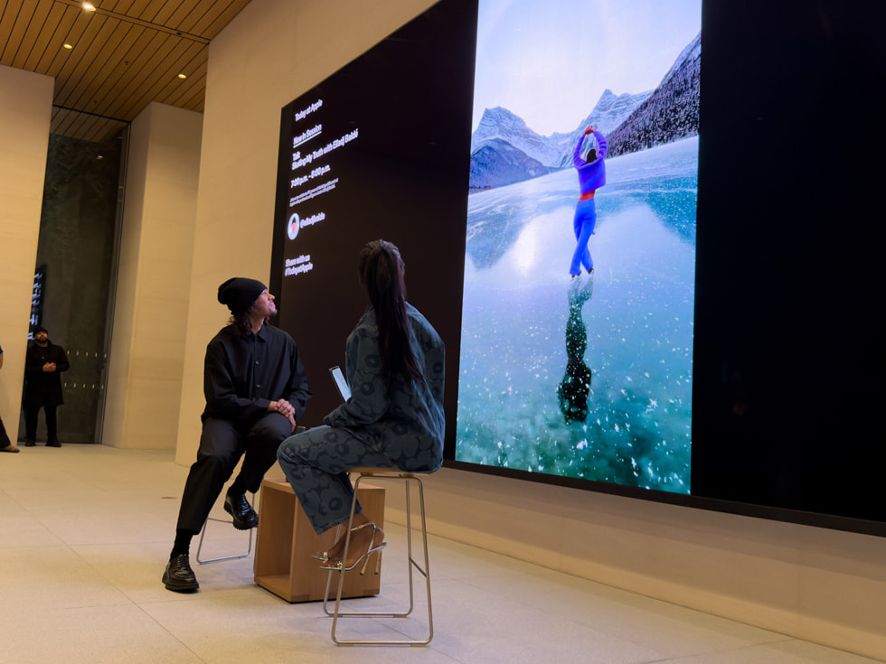 Elladj Baldé 正在展示《Wild Ice》的照片。