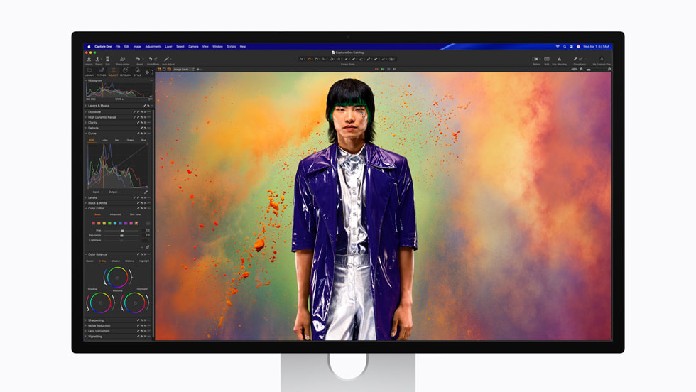 一名用户的 Studio Display XDR 上展示着 Capture One。