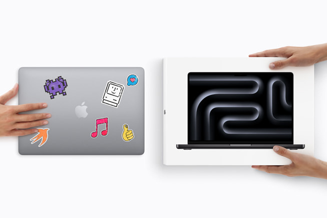 一只手拿着顾客使用过的 MacBook，另外两只手拿着装在包装盒内的新款 MacBook Pro。
