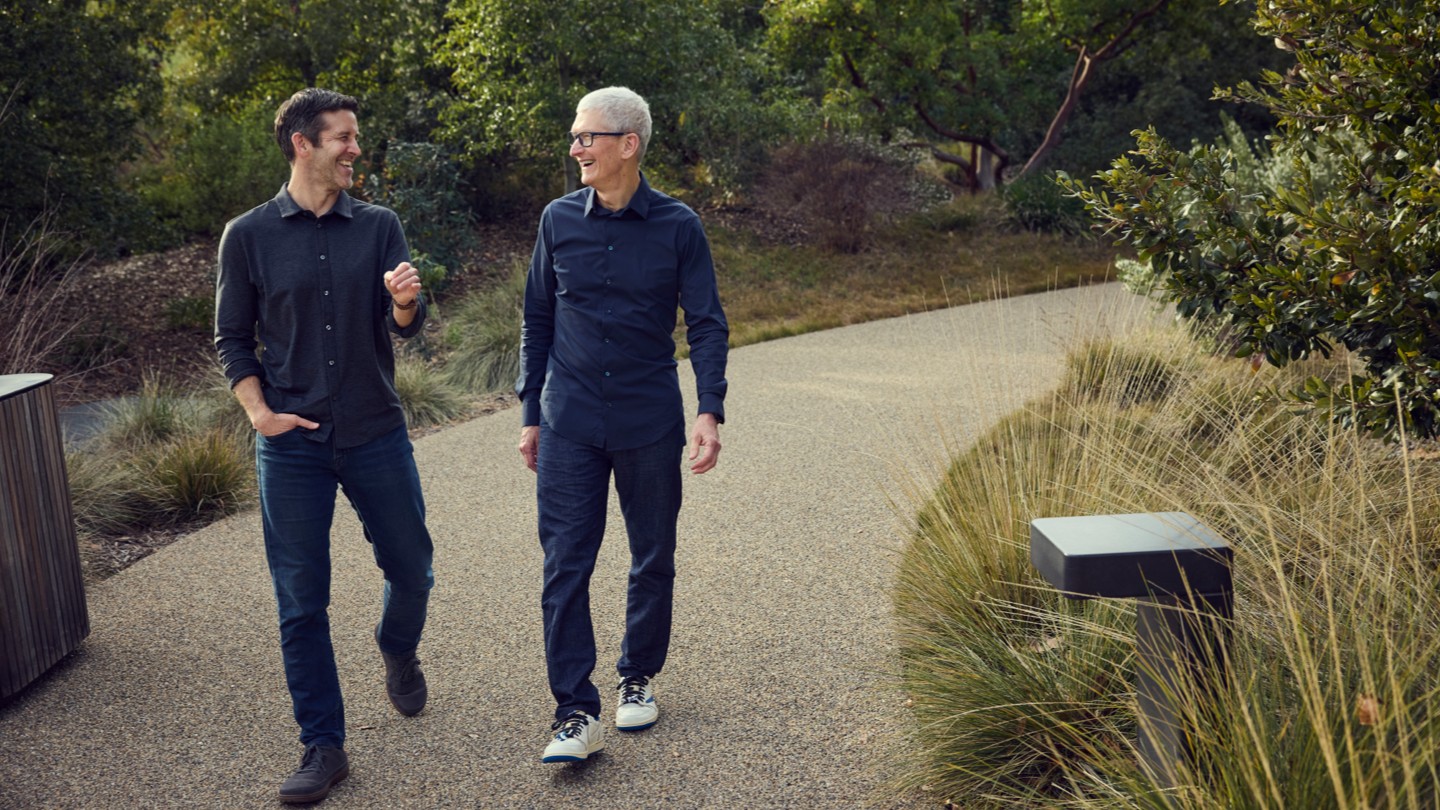 Tim Cook 和 John Ternus 在 Apple Park 步行. 