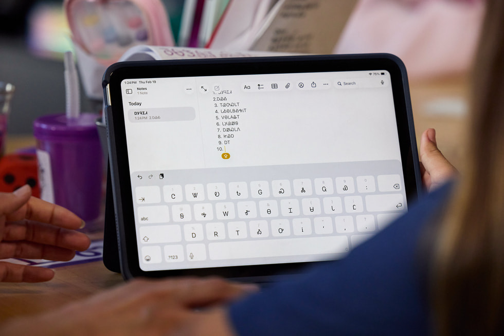iPad 屏幕特写，显示在备忘录 app 中用切罗基语输入的文字。