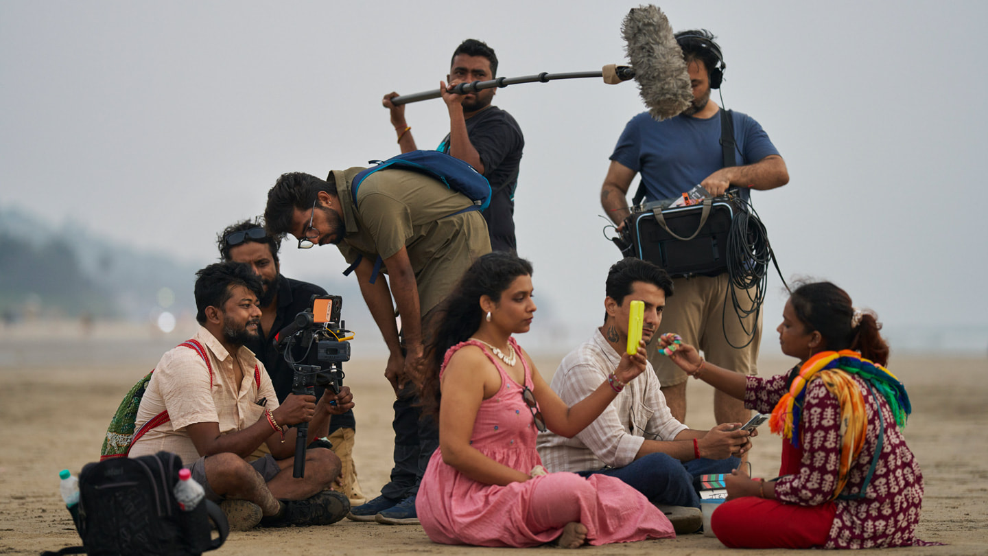 Ritesh Sharma 和影片《She Sells Seashells》剧组在拍摄户外场景。