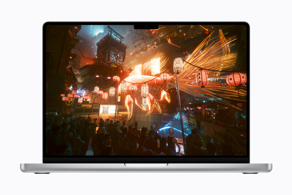 14 英寸 MacBook Pro 运行着游戏 Cyberpunk 2077: Ultimate Edition，在流光溢彩的未来世界中展示第一人称视角下的其他游戏角色。