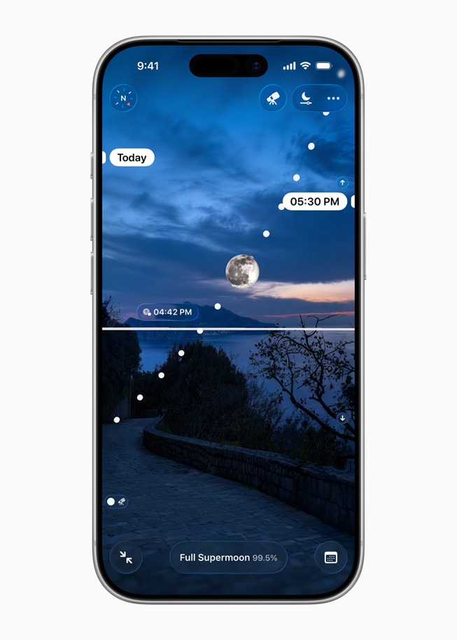 iPhone 17 Pro 上的 Moonlitt app 显示着夜空的分屏视图，包括月亮和夜间地面道路的视图。