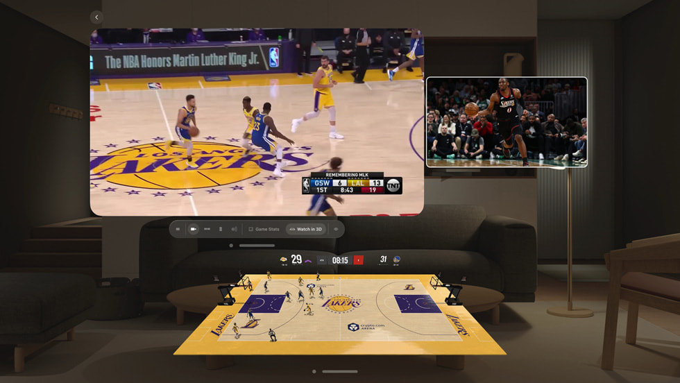 Apple Vision Pro 版 NBA: Live Games & Scores app 上显示着多个篮球比赛和统计数据窗口，这些窗口悬浮在客厅环境里。