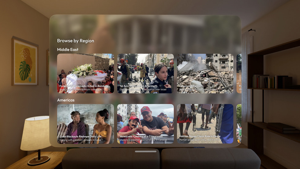 Apple Vision Pro 版 Primary: News in Depth app 显示着新闻报道图像网格界面悬浮在客厅环境里。