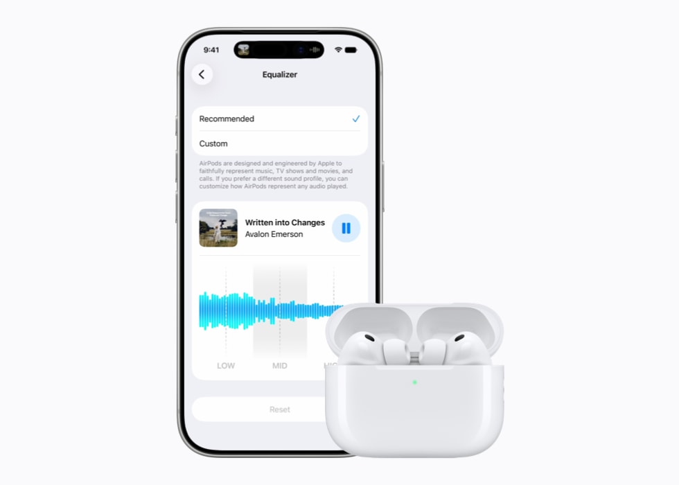 图片展示 iPhone 17 Pro 与 AirPods 并排放置,屏幕上显示音频自定义界面。