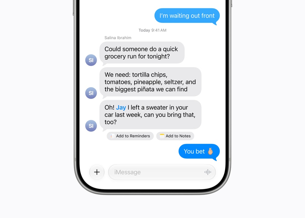 iPhone 17 Pro 上显示着一则信息 app 对话,建议轻点一下,为“带毛衣”这件事创建备忘录或提醒事项。