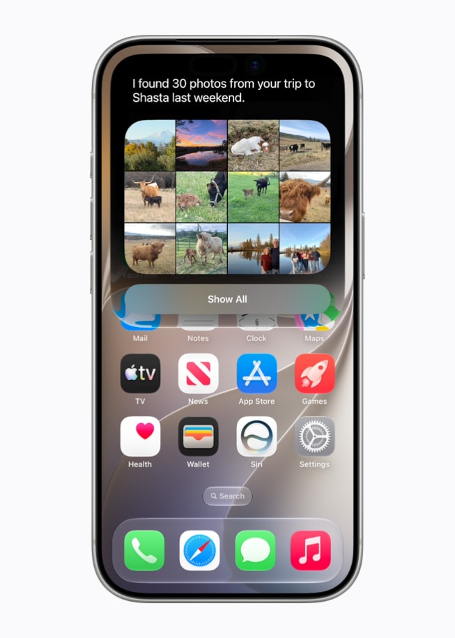 iPhone 17 Pro 上显示 Siri AI 界面,搜索内容为上周末的照片,搜索内容中提到了主题和具体人物。