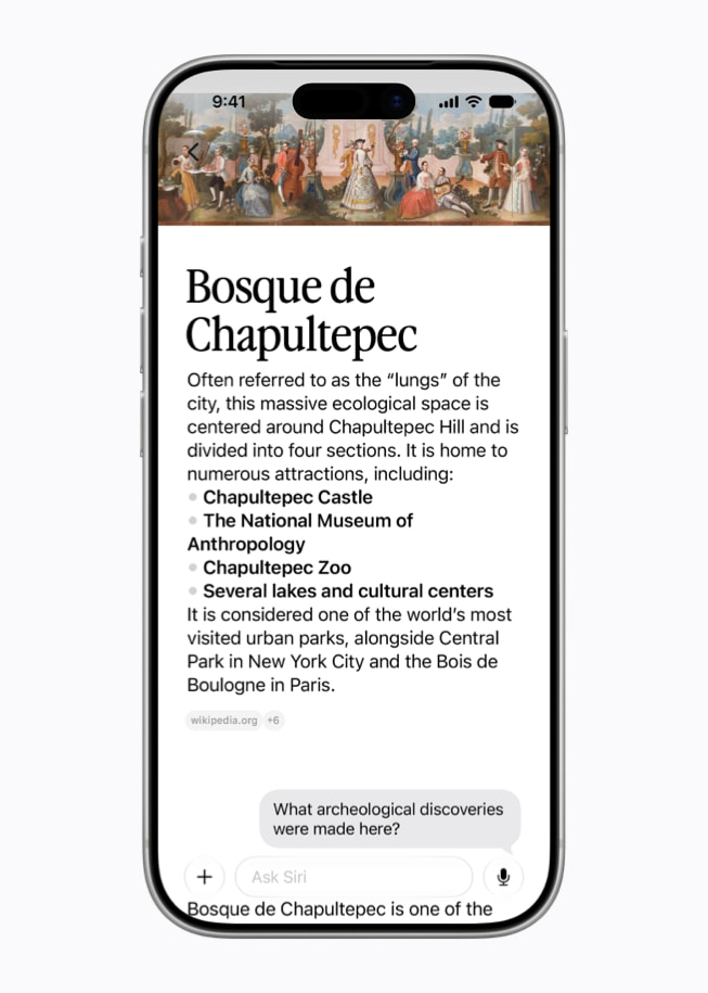 iPhone 17 Pro 上显示用户与 Siri 围绕 Bosque de Chapultepec 公园展开的一段对话。