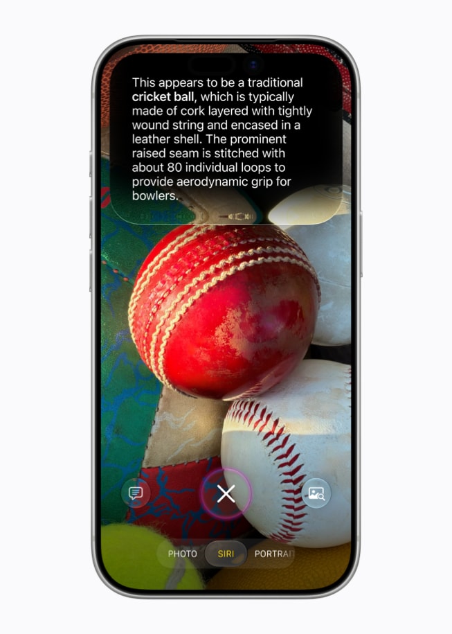 iPhone 17 Pro 上显示着 Siri AI 界面:在一颗板球的照片上方,有关于此物品的描述。