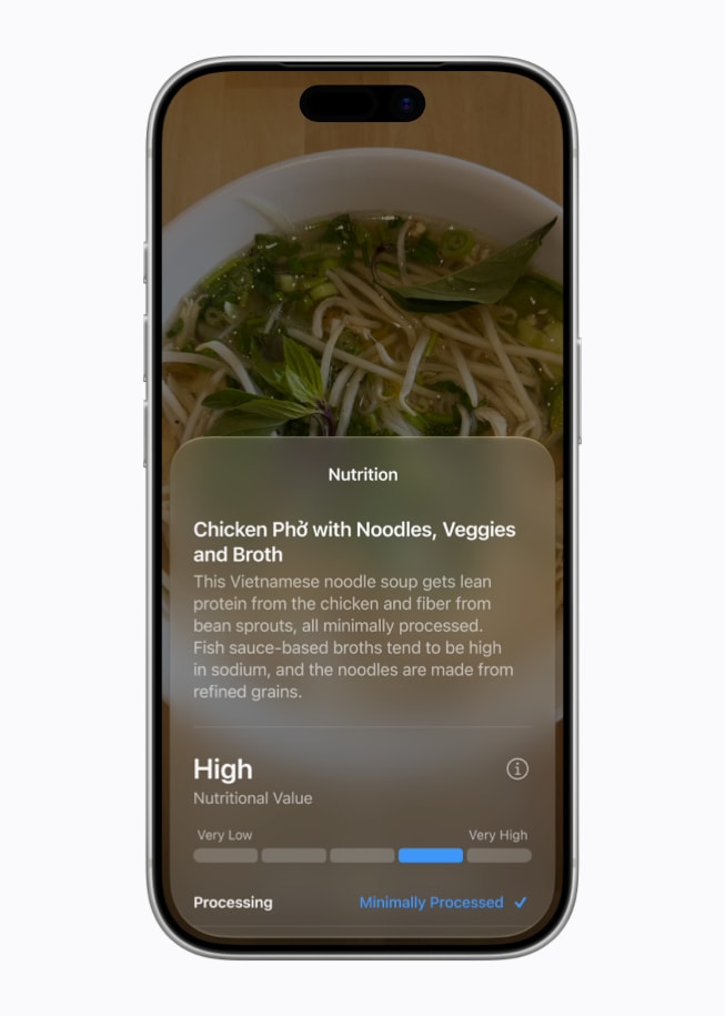 iPhone 17 Pro 上显示 Siri AI 界面,展示相机 app 的 Siri 模式,在菜品照片上方显示出描述和营养信息。