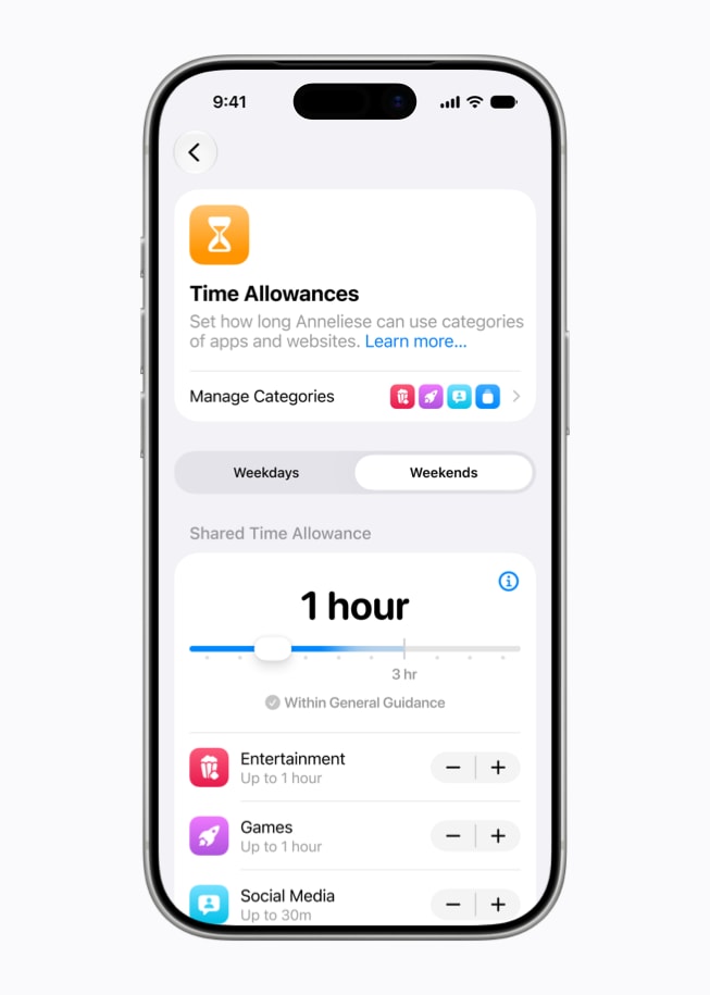 iPhone 17 Pro 上显示着时间额度的界面,界面提示设定孩子使用不同类别(包括娱乐、游戏和社交媒体)app 和网站的时间额度。