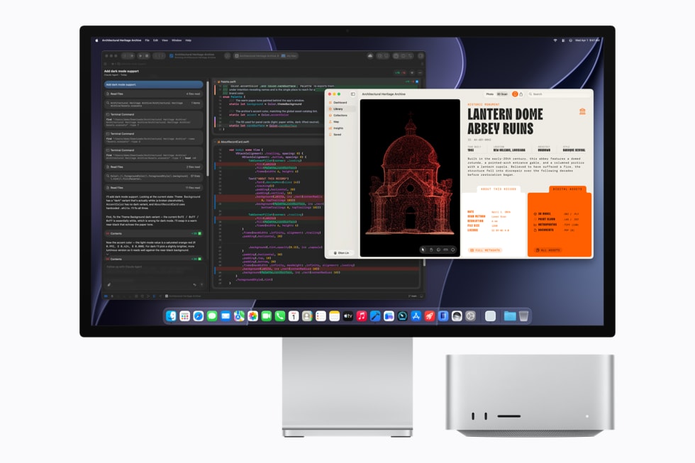 配有显示器的 Mac Studio 正在使用 Xcode 编程。