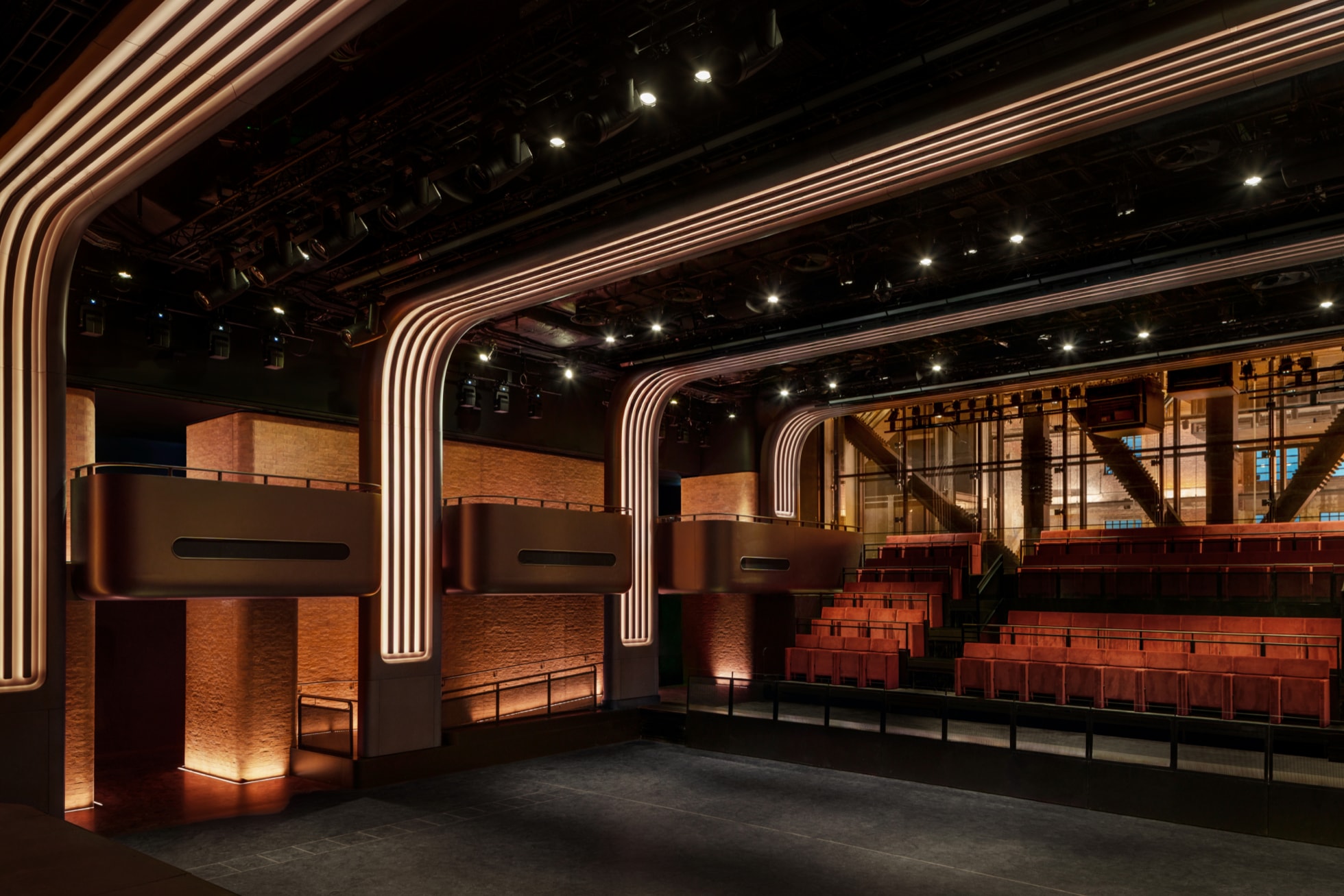 Apple Music Hall 的演出空间配有舒适的座椅和多种照明选项。