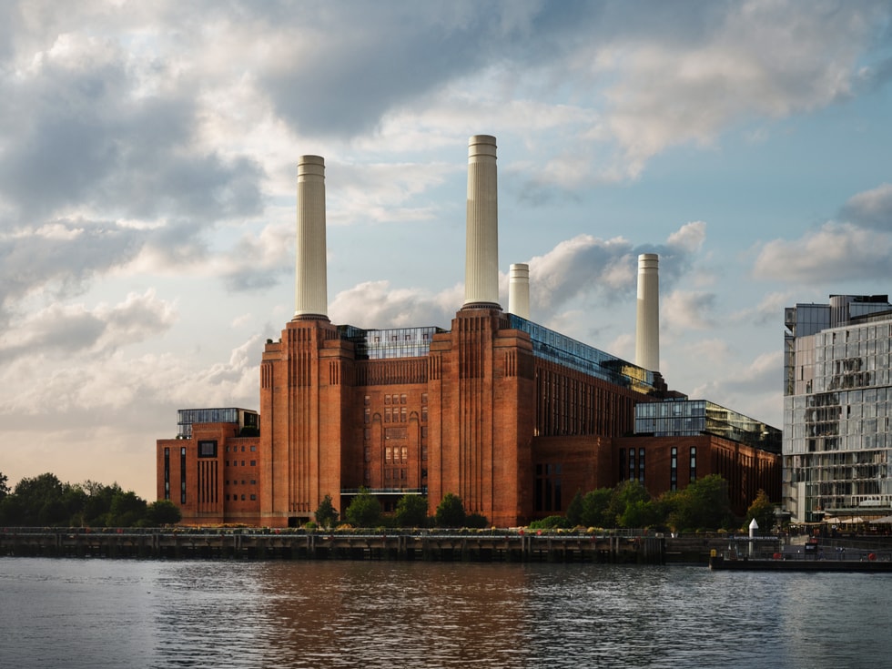 位于泰晤士河畔 Battersea 发电站内的 Apple Music Hall 外景。
