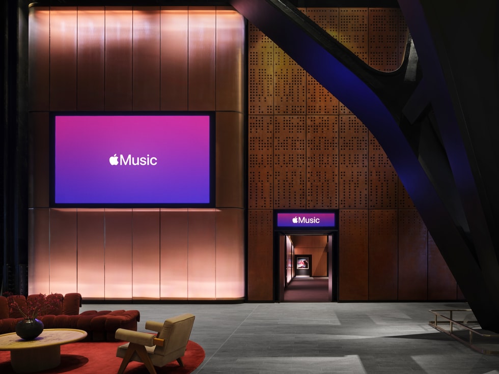 Apple Music Hall 内设有舒适的休息厅，配有座位区和大屏幕。