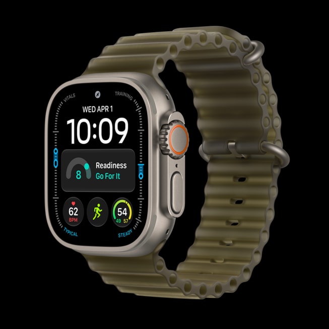 原色钛金属 Apple Watch Ultra 4 搭配海藻绿色海洋表带。