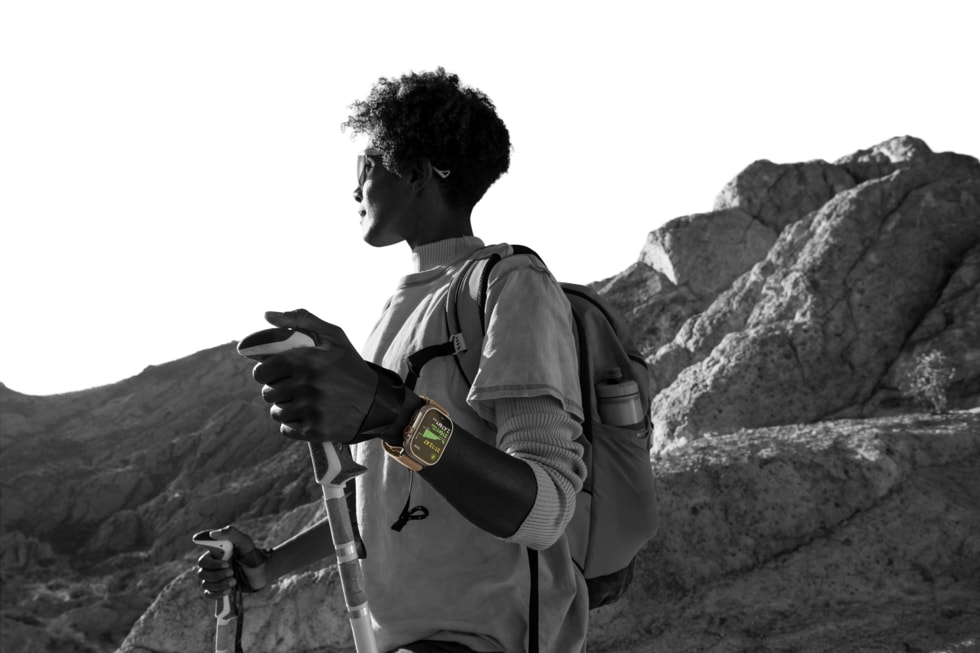佩戴 Apple Watch Ultra 4 的徒步者的黑白照片。