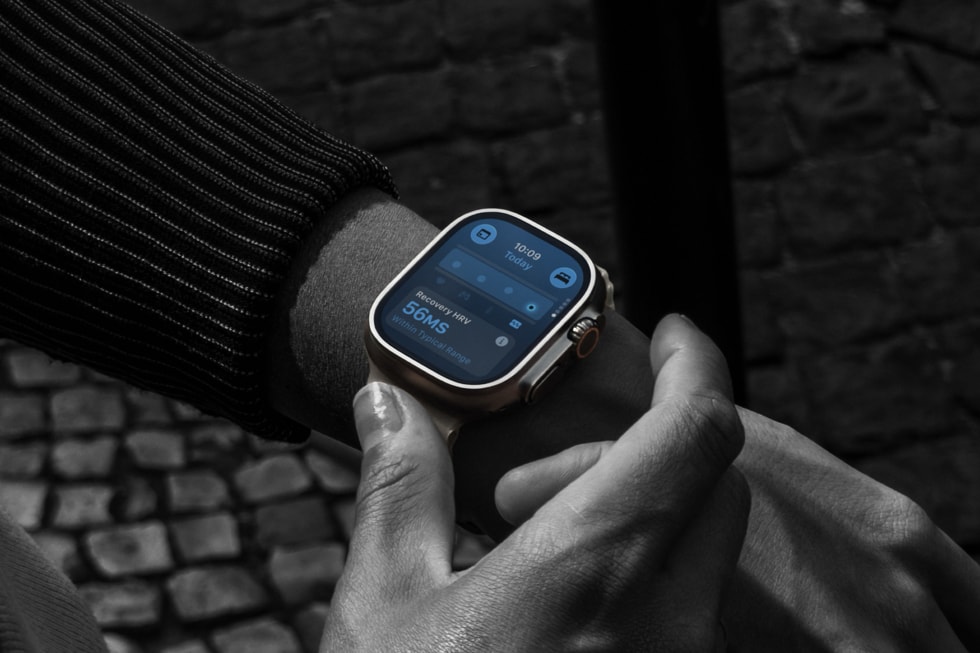 用户手腕上的 Apple Watch Ultra 4 上显示用户的恢复心率变异性数据。