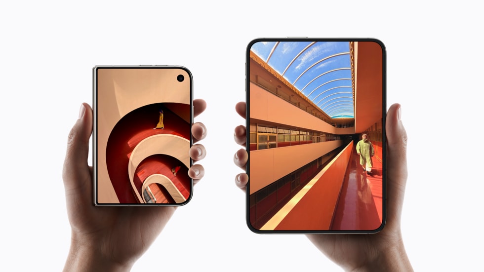 两只手举着 iPhone Duo，其中一部为折叠状态，另一部为展开状态。
