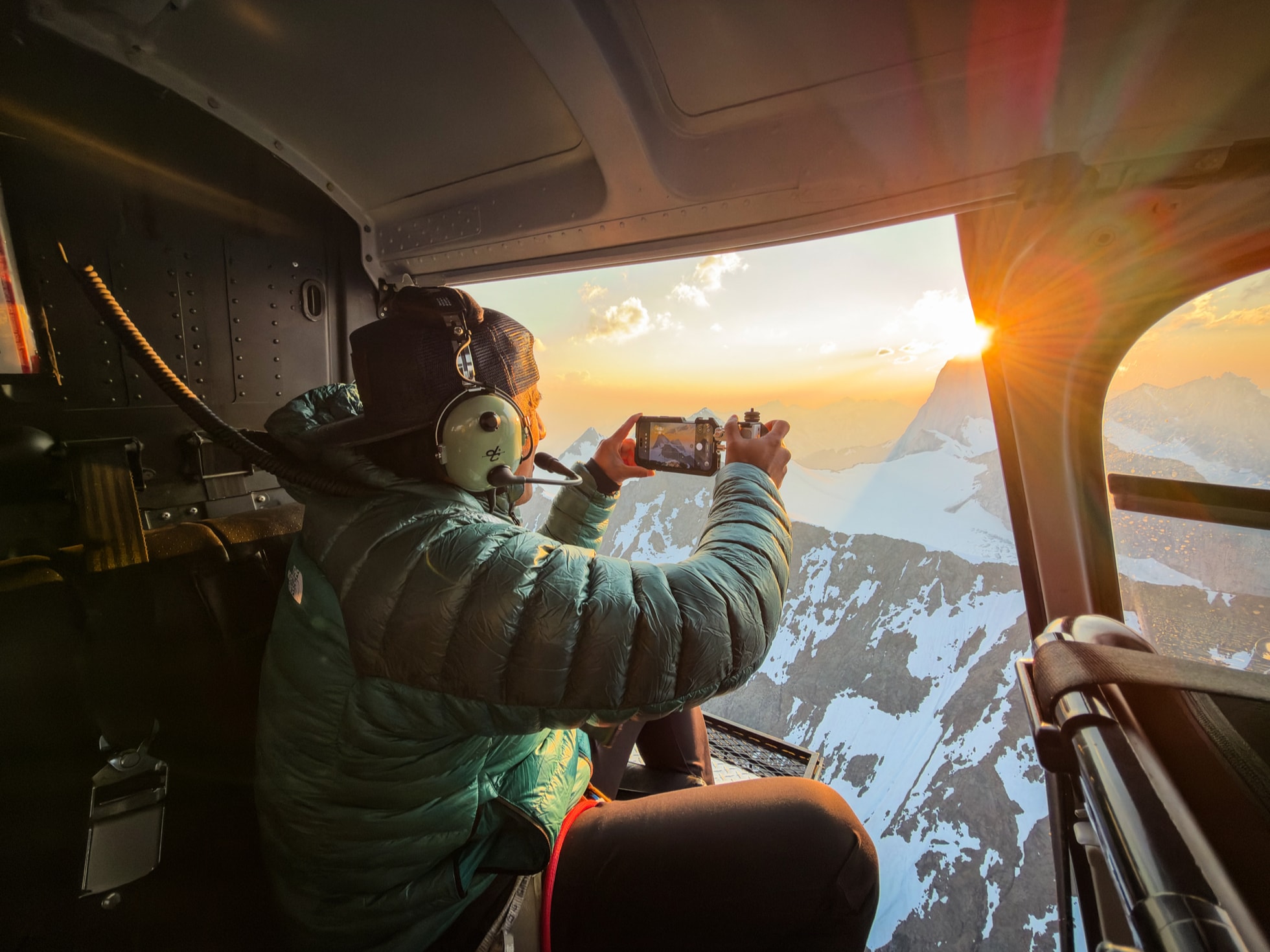 摄影师 Jimmy Chin 在直升机中手持 iPhone 18 Pro。