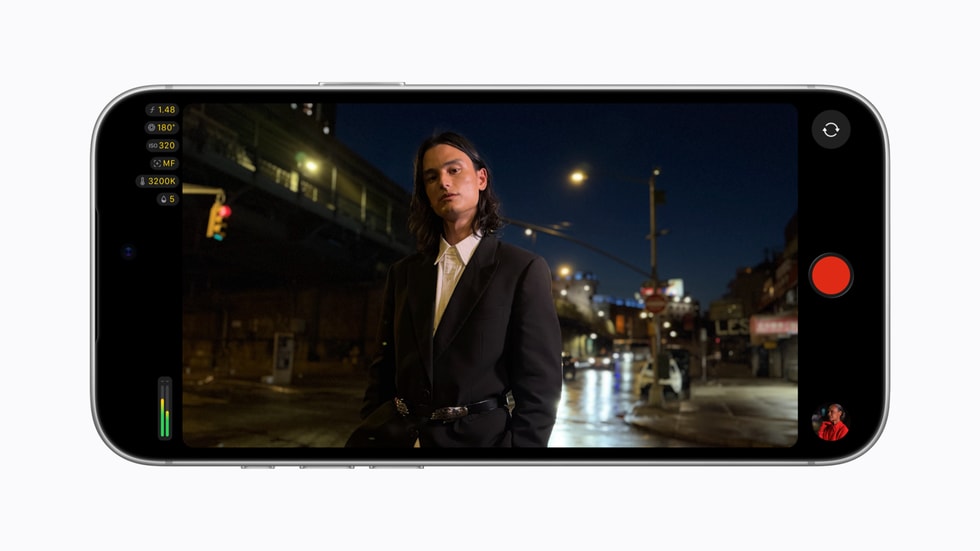 iPhone 18 Pro 上显示 Final Cut Camera 界面：夜幕下的城市街道上，一个人正在摆造型。