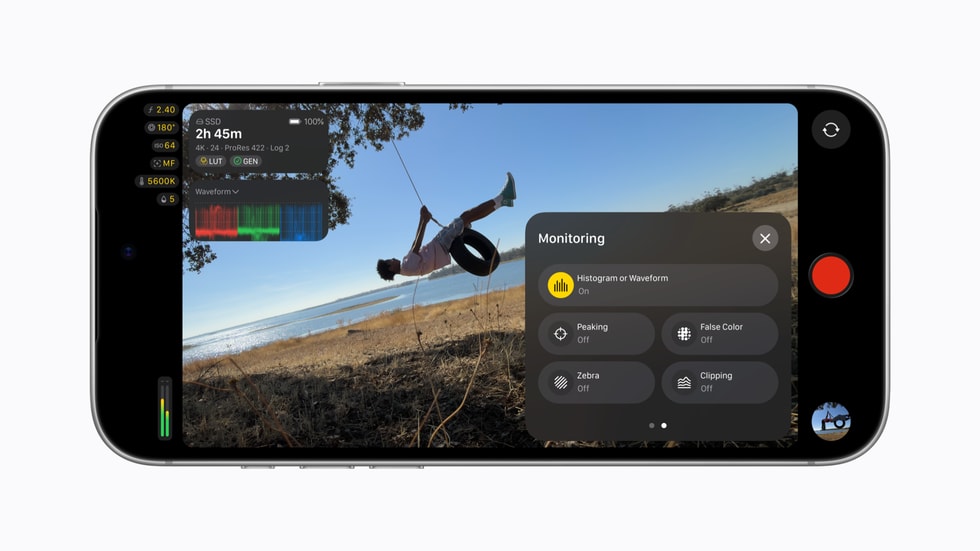 iPhone 18 Pro 上显示 Final Cut Camera 界面：取景画面中的被摄主体正荡着轮胎秋千，界面同时展示包括 RGB 分量图和直方图在内的视频示波器。