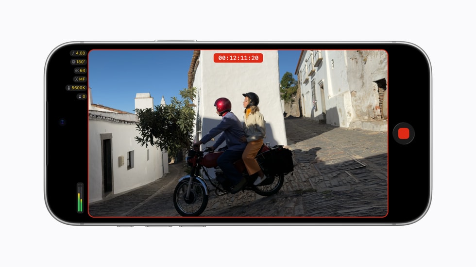 iPhone 18 Pro 上显示着 Final Cut Camera 界面，显示视频正在录制中与新的 Tally 录制指示灯。