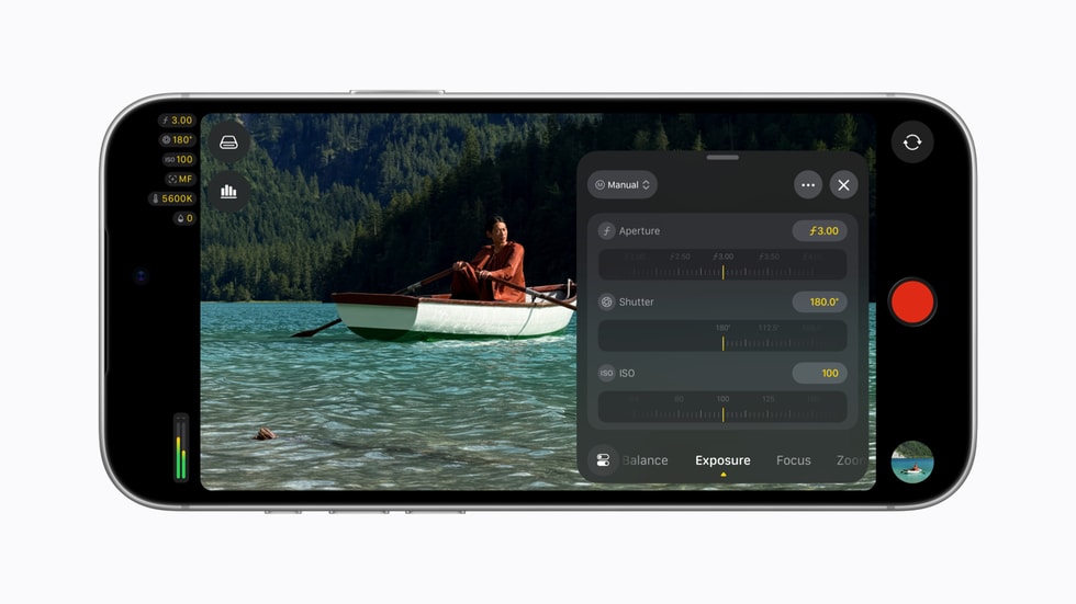 iPhone 18 Pro 上显示着 Final Cut Camera 的界面，其中包含光圈、快门和 ISO 设置。